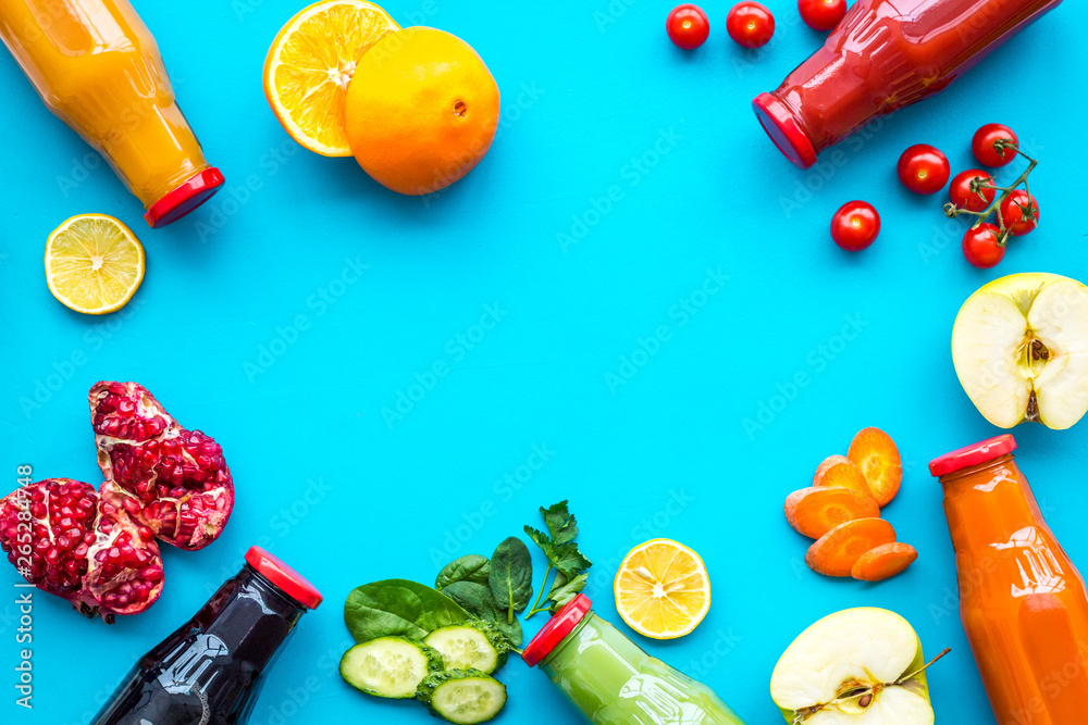 瓶装健康有机果汁，用于健身饮食和排毒，蓝色背景俯视模型