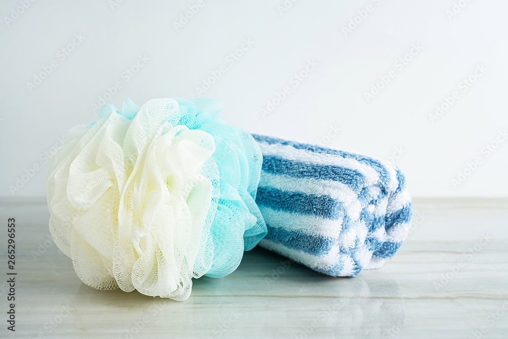 浴室毛巾和浴球个人护理背景材料