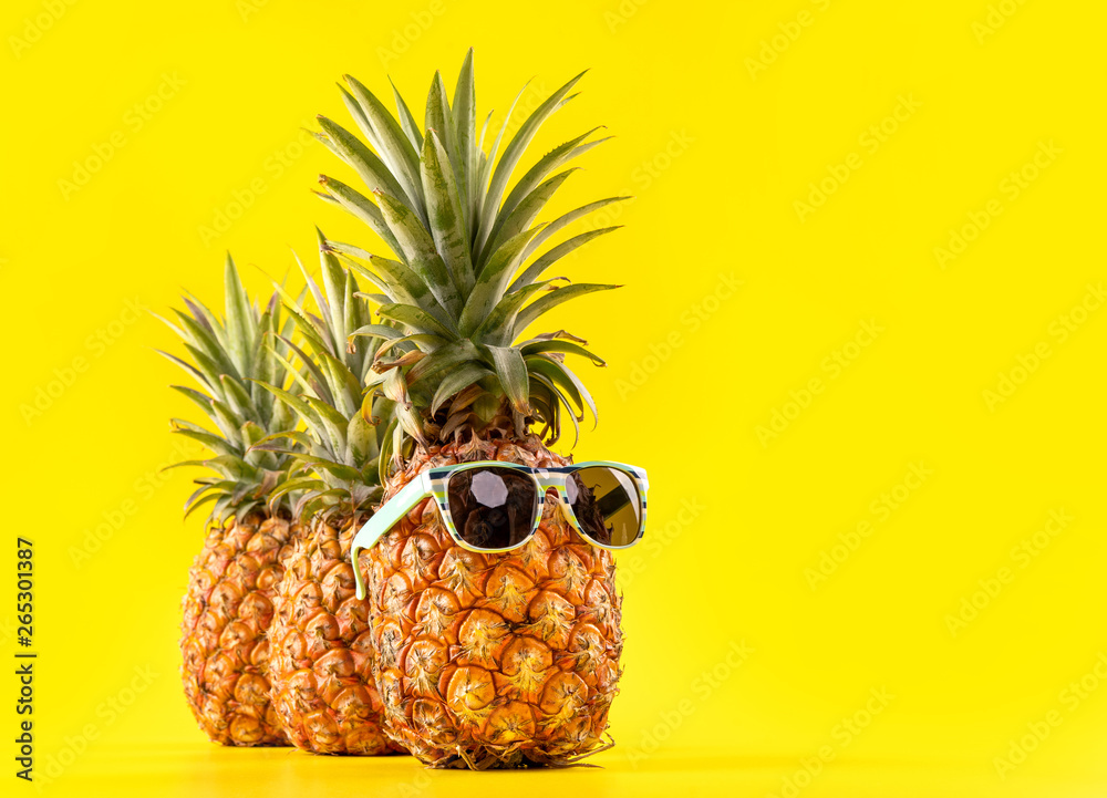 夏日度假，戴着太阳镜和贝壳的创意菠萝抬头看