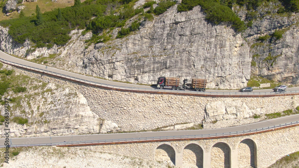 无人机：载着重型木材货物的卡车在意大利的一个山口上行驶。