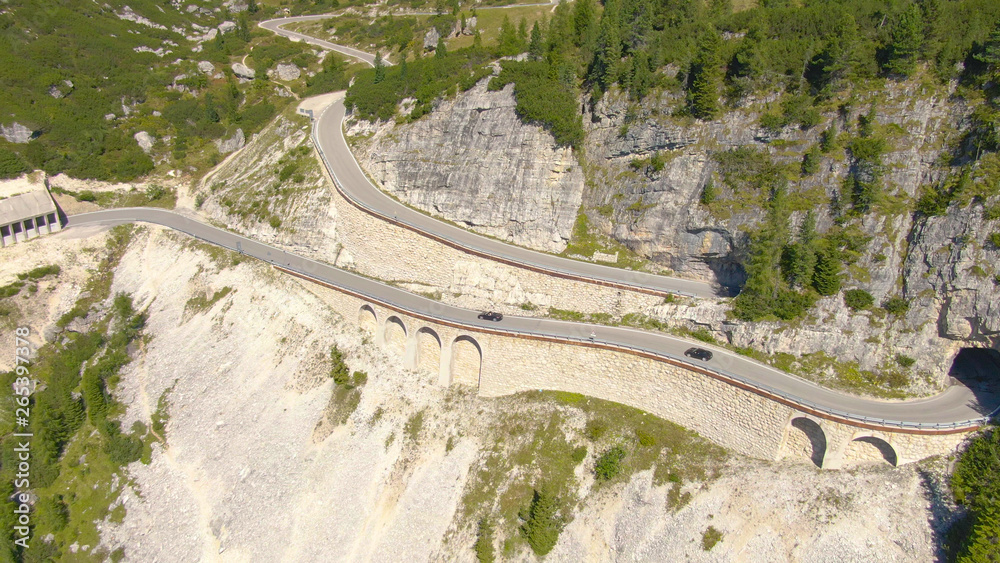 空中交通：跑车和摩托车在意大利阿尔卑斯山的一座空高架桥上行驶。