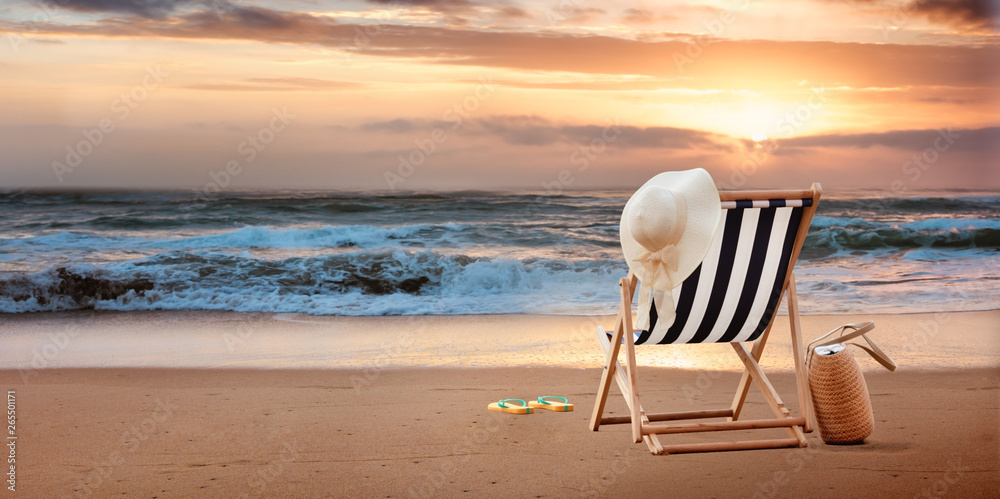 热带海滩上的带帽沙滩椅