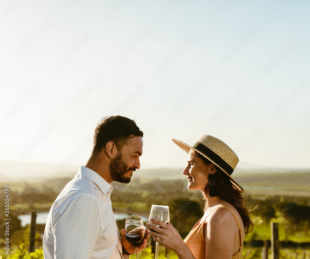 一对浪漫情侣在葡萄酒约会中的特写