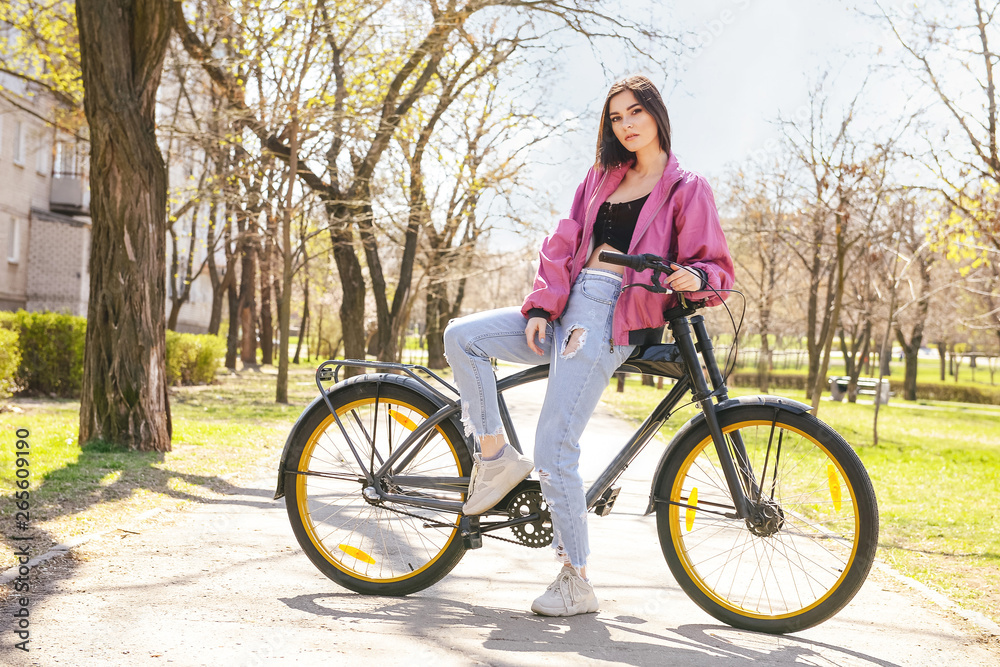 春日公园里骑自行车的漂亮年轻女子