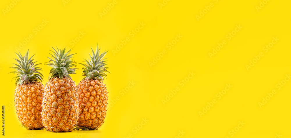 美丽的新鲜菠萝隔离在明亮的黄色背景上，夏季时令水果设计理念pa