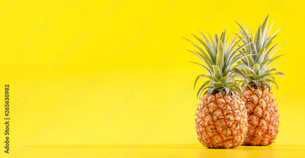 美丽的新鲜菠萝隔离在明亮的黄色背景上，夏季时令水果设计理念pa