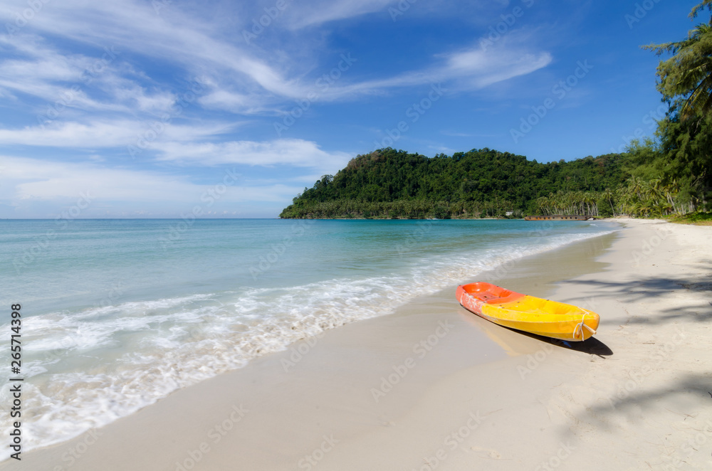 泰国普吉岛热带海滩上的橙色皮划艇。夏季、度假和旅行概念。