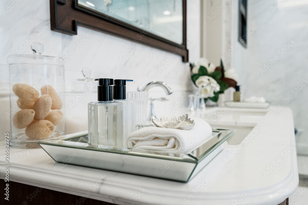 浴室白色大理石柜台上的美丽舒适酒店