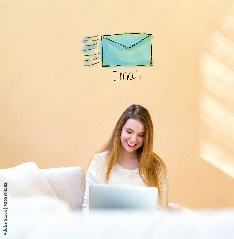 在家里用笔记本电脑与年轻女子发电子邮件