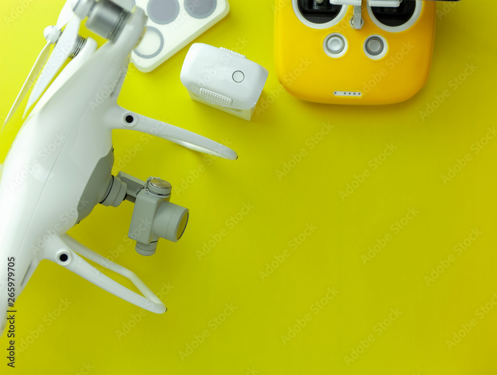 带遥控器的无人机设备，黄色纸张背景，文本复制空间俯视图im