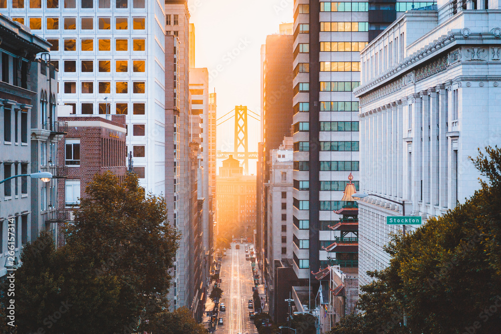 美国加利福尼亚州旧金山市中心与日出时的加利福尼亚街