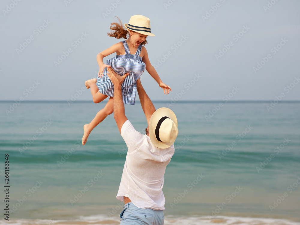 海滩上的幸福家庭。父女在海上拥抱。