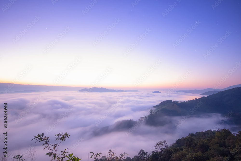 泰国日出前山上美丽的雾海。