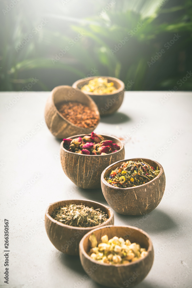 椰子碗里的各种干茶。