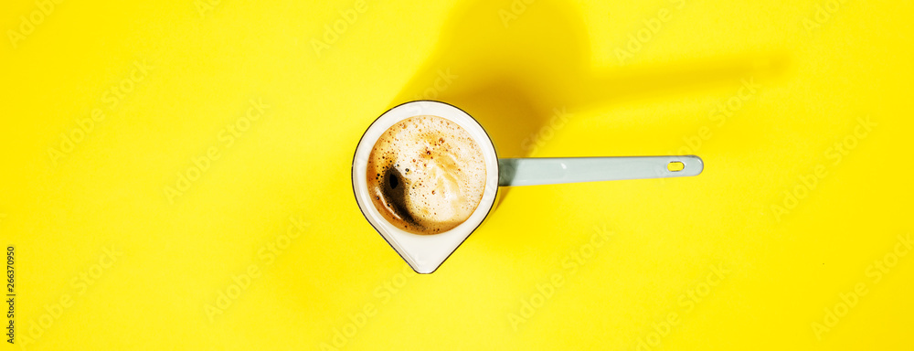 黄色背景咖啡，平面布置，俯视图