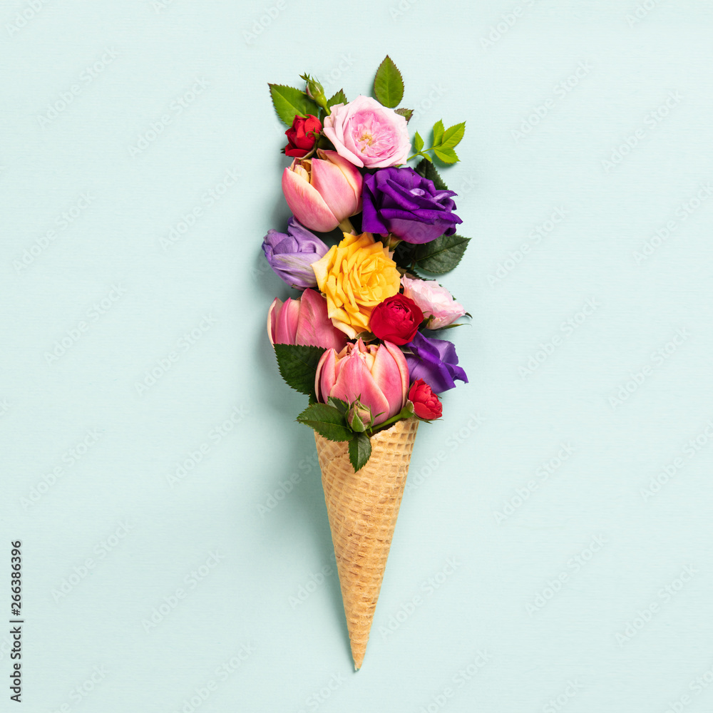 带花和叶子的冰淇淋蛋卷。夏季简约概念。