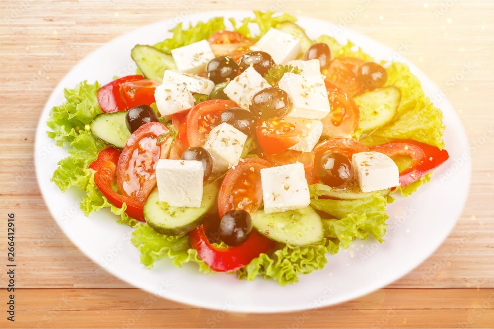 桌上有新鲜蔬菜的希腊沙拉
