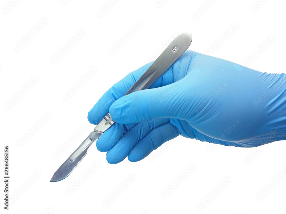 戴着蓝色医用手套的外科医生的手拿着一把刀片隔离在白色背景上的手术刀。