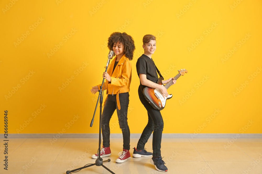 青少年音乐家对抗彩色墙