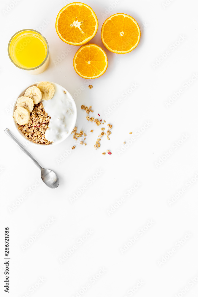 明亮的早餐配格兰诺拉麦片和橙汁，白色背景俯视模型