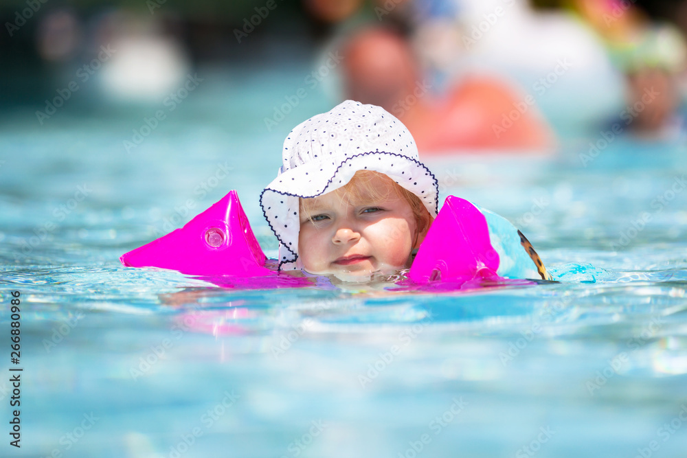 暑假戴臂章游泳的小女孩