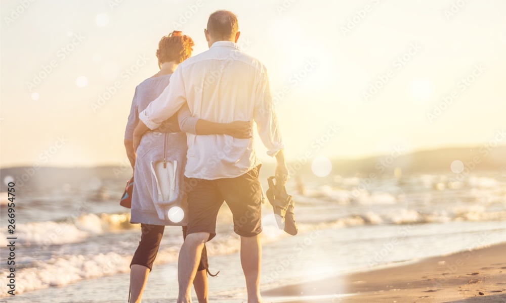 一对老年夫妇在海边拥抱的特写肖像