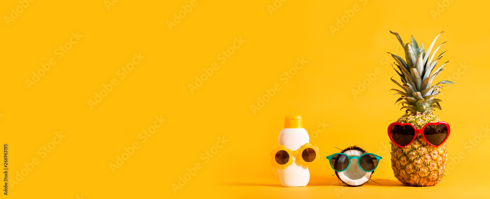菠萝和椰子戴着太阳镜，背景为纯色防晒霜