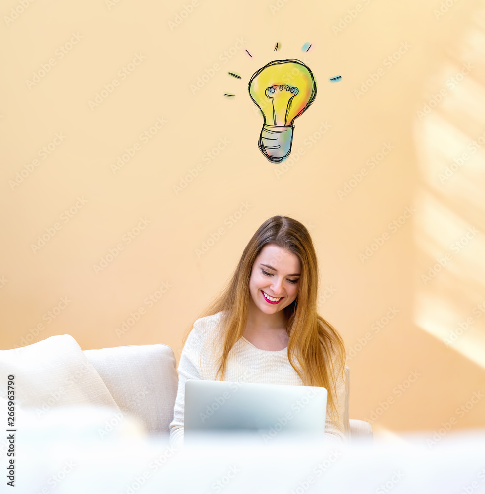 一个灯泡，年轻女子在家里用笔记本电脑