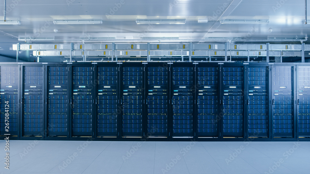 一个带成排机架式服务器的工作数据中心的照片。Led灯闪烁，计算机正在工作