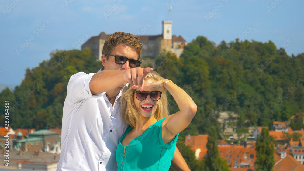 特写：一对微笑的夫妇在阳光明媚的日子里观察卢布尔雅那的城市景观