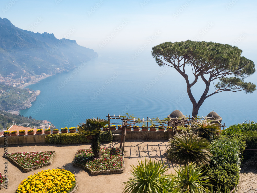 从Cam Ravello的Villa Ruflo花园俯瞰著名的阿马尔菲海岸和萨莱诺湾