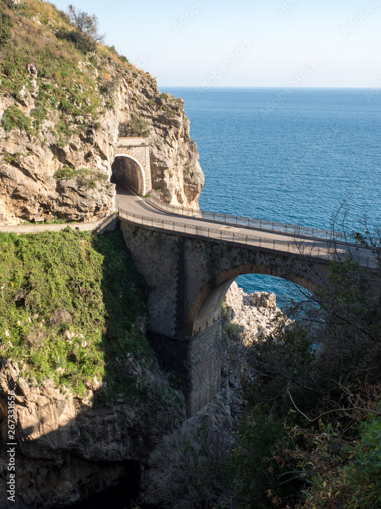 俯瞰意大利阿马尔菲海岸Fiordo di Furore的拱桥。2019年4月