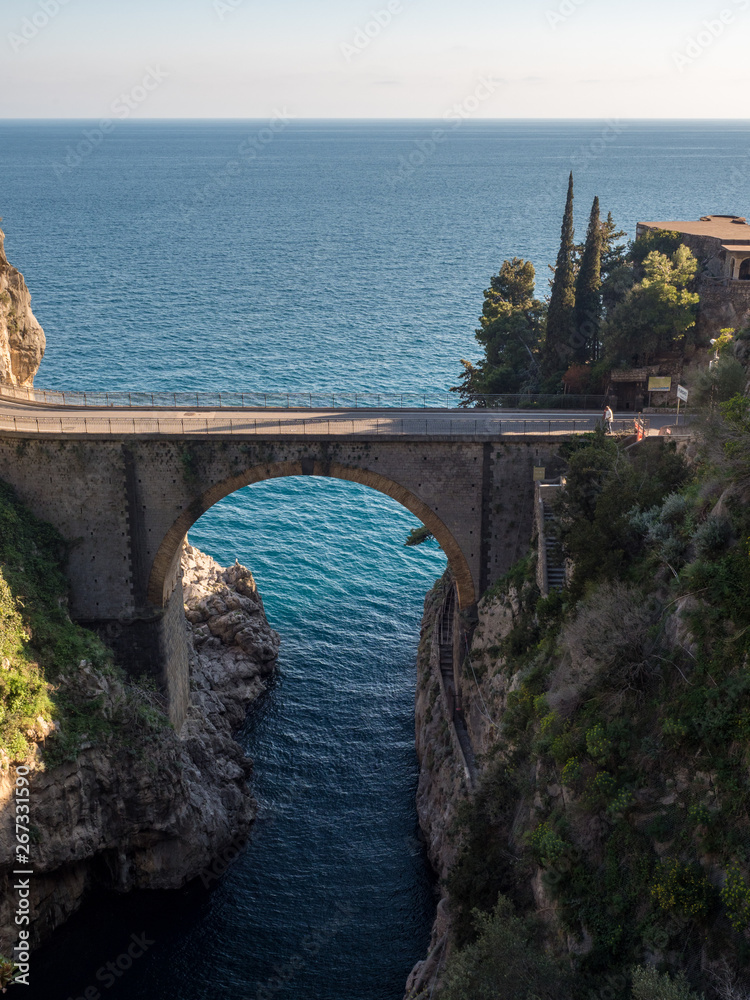 俯瞰意大利阿马尔菲海岸Fiordo di Furore的拱桥。2019年4月