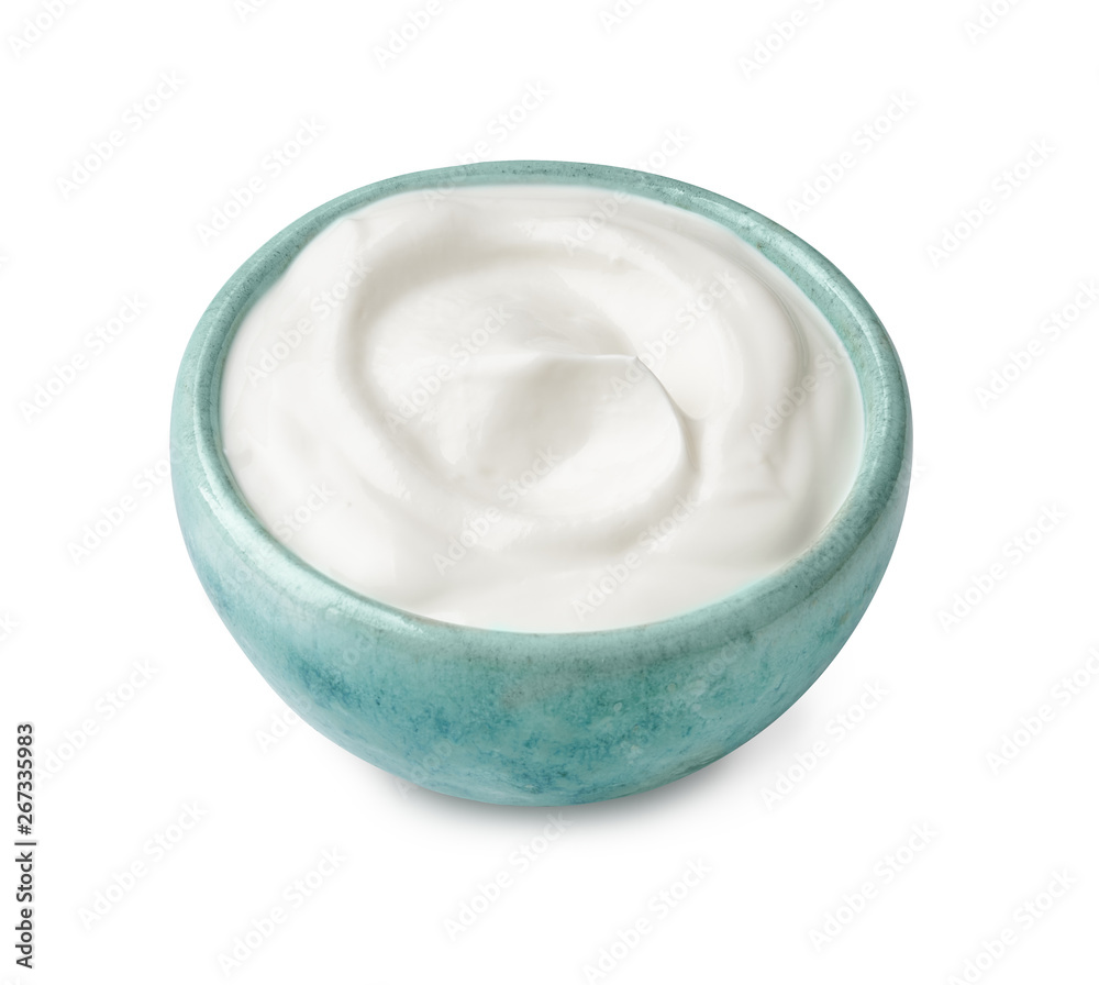 白色背景上分离的蓝色酸奶酸奶碗