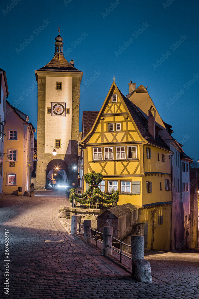 德国巴伐利亚州黄昏时期的历史小镇Rothenburg ob der Tauber
