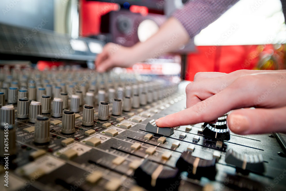 音乐工程师在录音室使用调音台一起工作