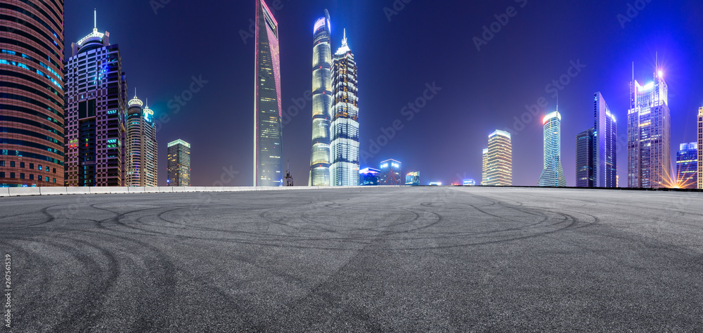 沥青赛道和上海夜晚的现代天际线和建筑，全景