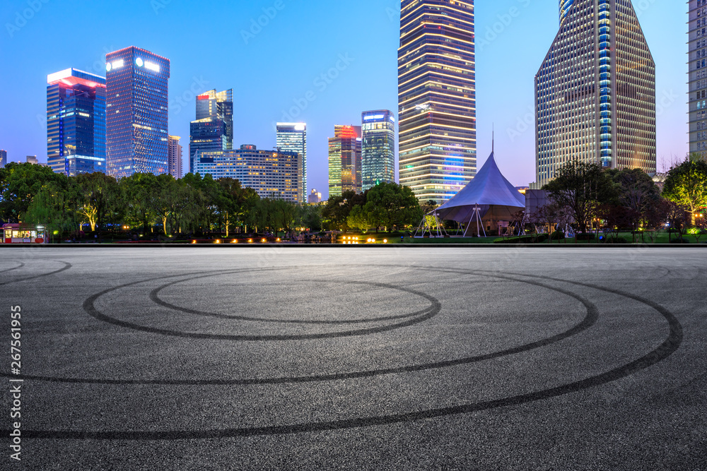沥青赛道与上海夜晚的现代天际线和建筑