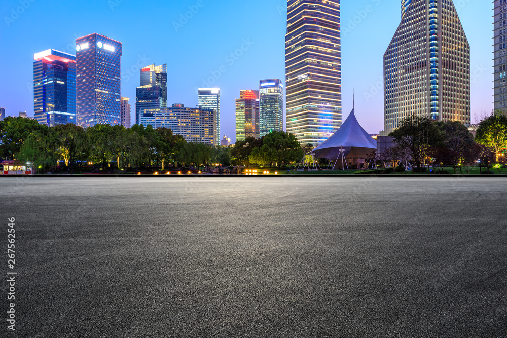 沥青赛道与上海夜晚的现代天际线和建筑