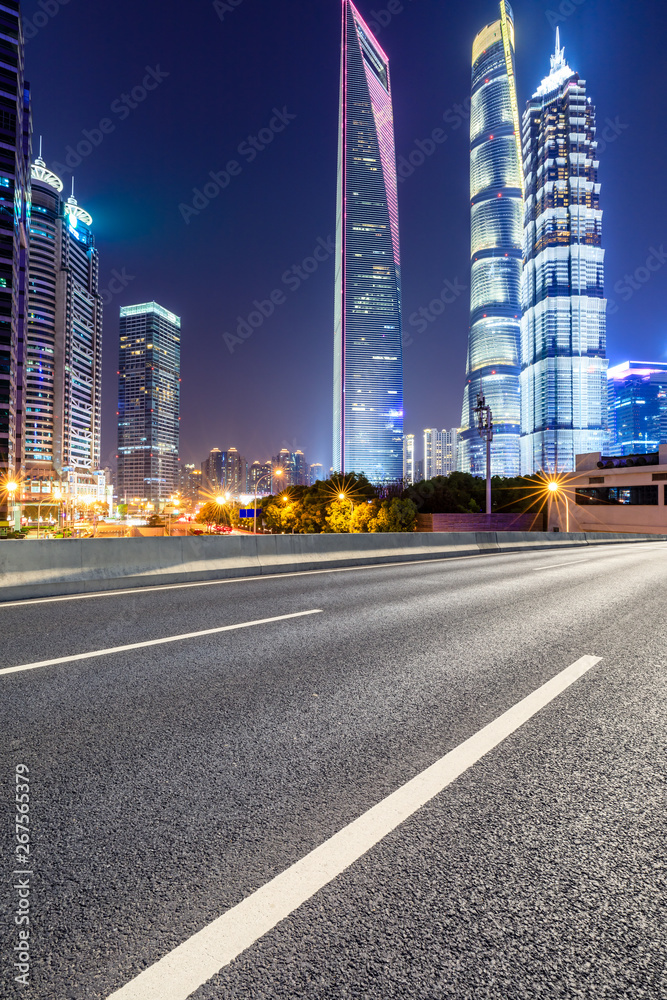 上海现代商业办公楼和空旷的沥青公路夜晚