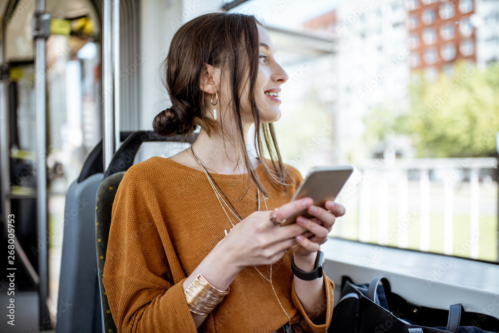 年轻快乐的女人坐在公共交通工具的窗户附近使用智能手机
1800138711,白色背景上的抽象形式。三维插图，三维渲染。