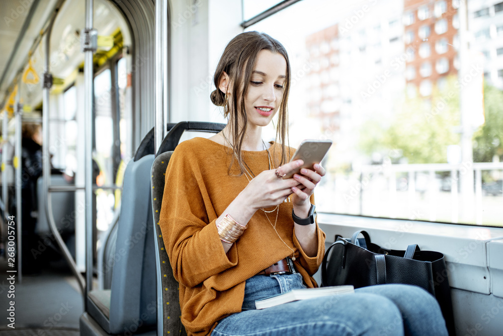 年轻快乐的女人坐在公共交通工具的窗户附近使用智能手机
1155491374,花园地面上的葱或葱，俯视图