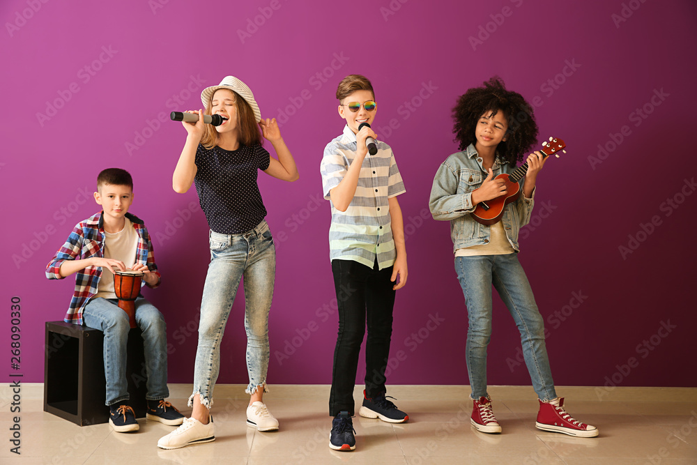 青少年音乐家对抗彩色墙