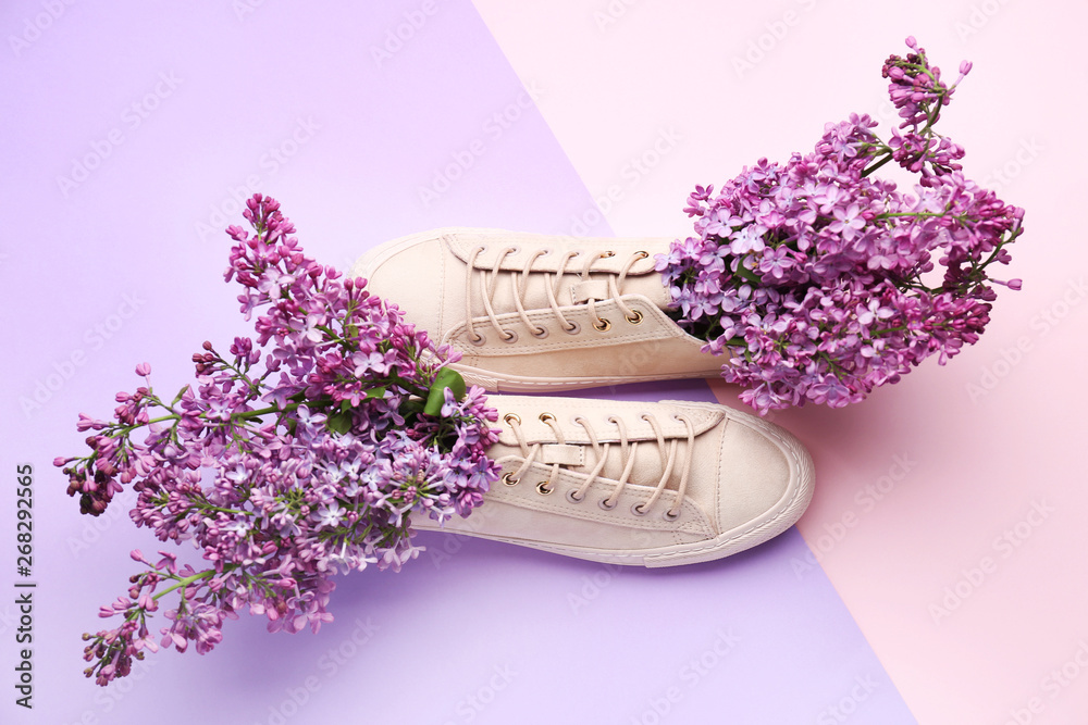 一双时尚休闲鞋，背景为淡紫色花朵