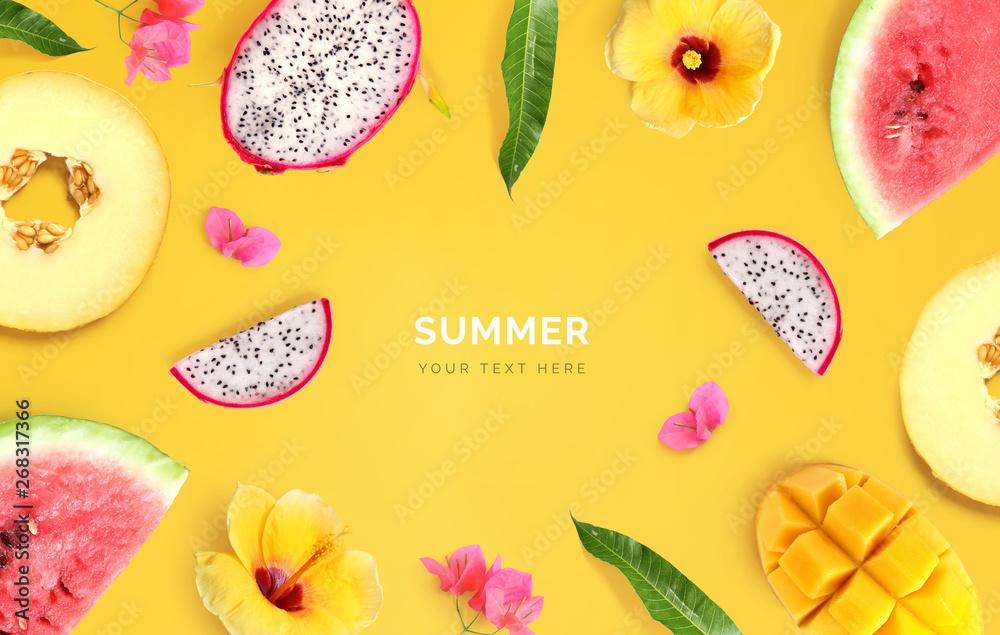 黄色背景下由甜瓜、西瓜、火龙果、芒果和花朵制成的创意布局。Tr