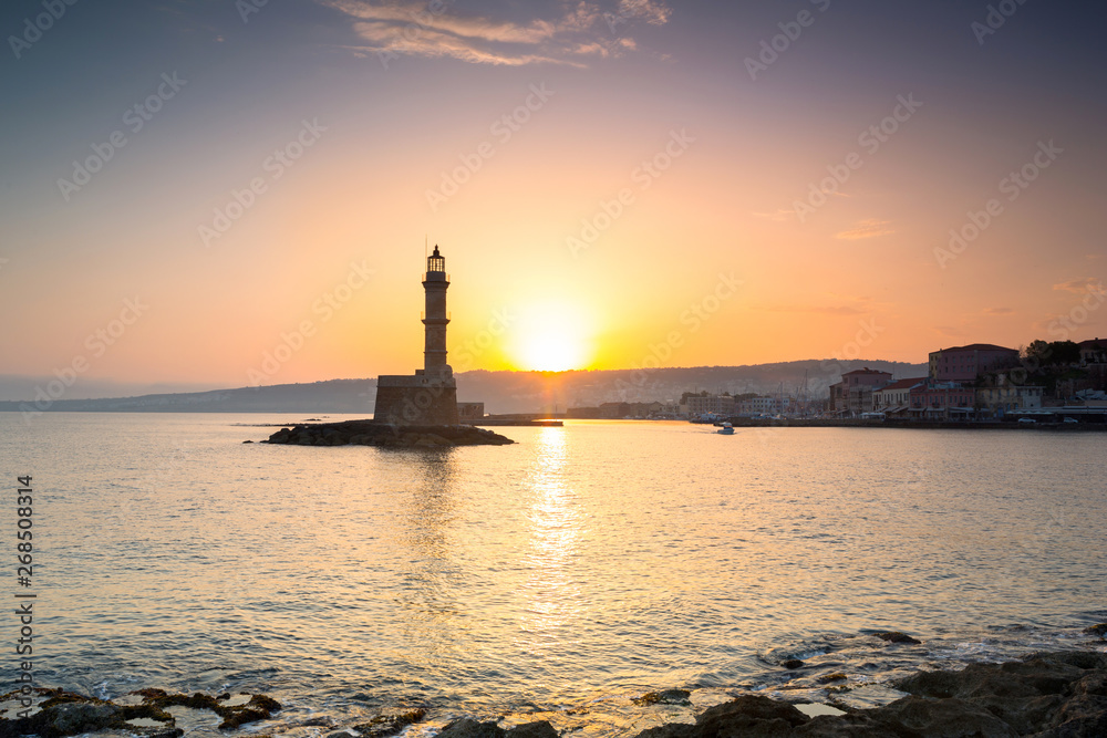 希腊克里特岛日出时查尼亚港的灯塔