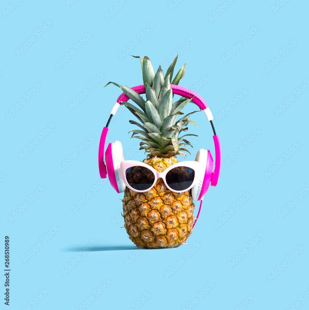 菠萝在纯色背景下佩戴耳机