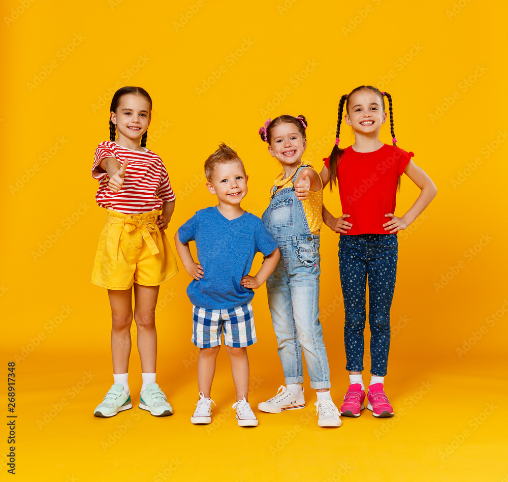 一群快乐快乐的孩子，背景是黄色。