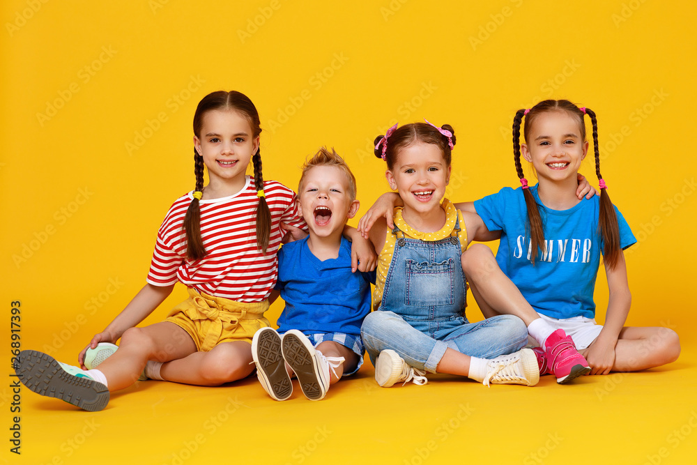 一群快乐快乐的孩子，背景是黄色。