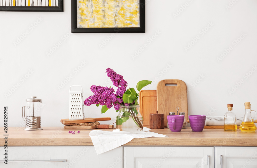 厨房柜台上美丽的淡紫色花朵
